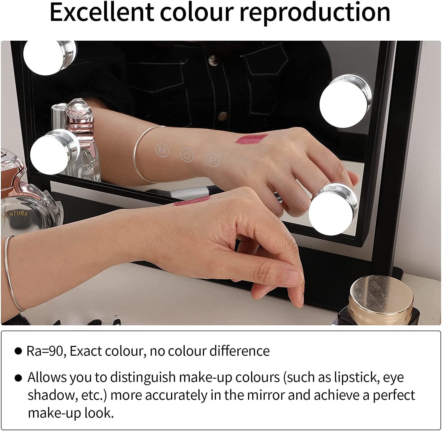 Eine Frau, die sich vor einem Spiegel mit LED-Leuchten Lippenstift aufträgt.