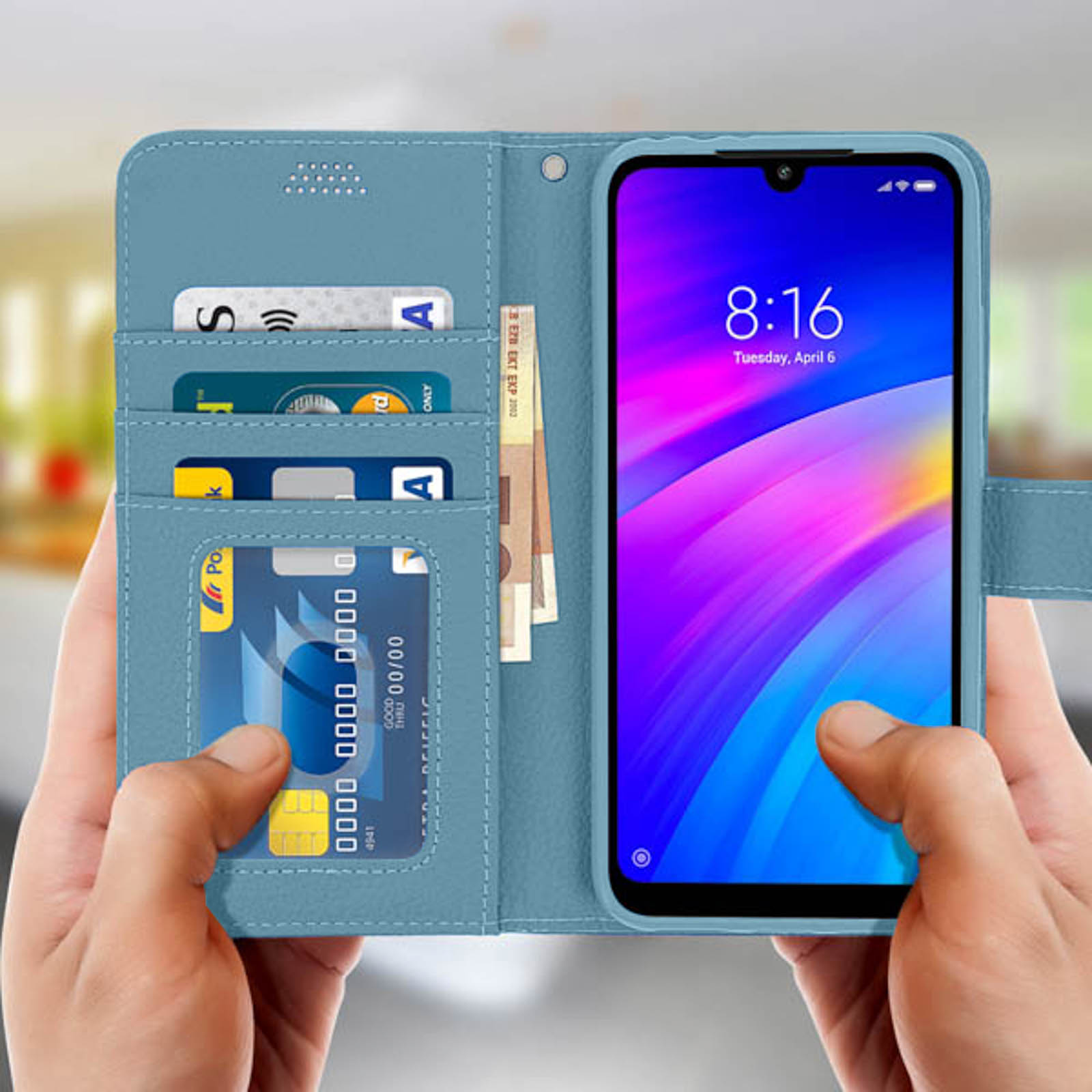Custodia per telefono blu aperta con slot per carte, contanti e telefono che mostra ora e data.