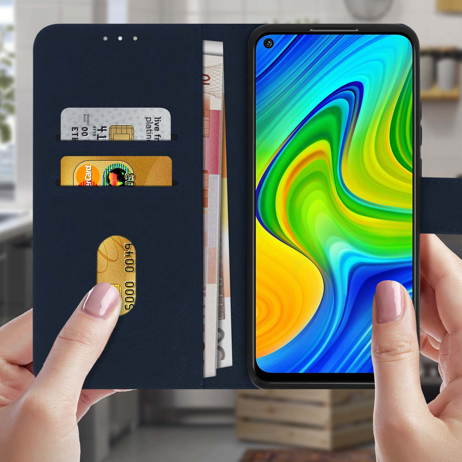 Een persoon die een telefoonhoesje vasthoudt met creditcards en geld erin. De telefoon is te zien.