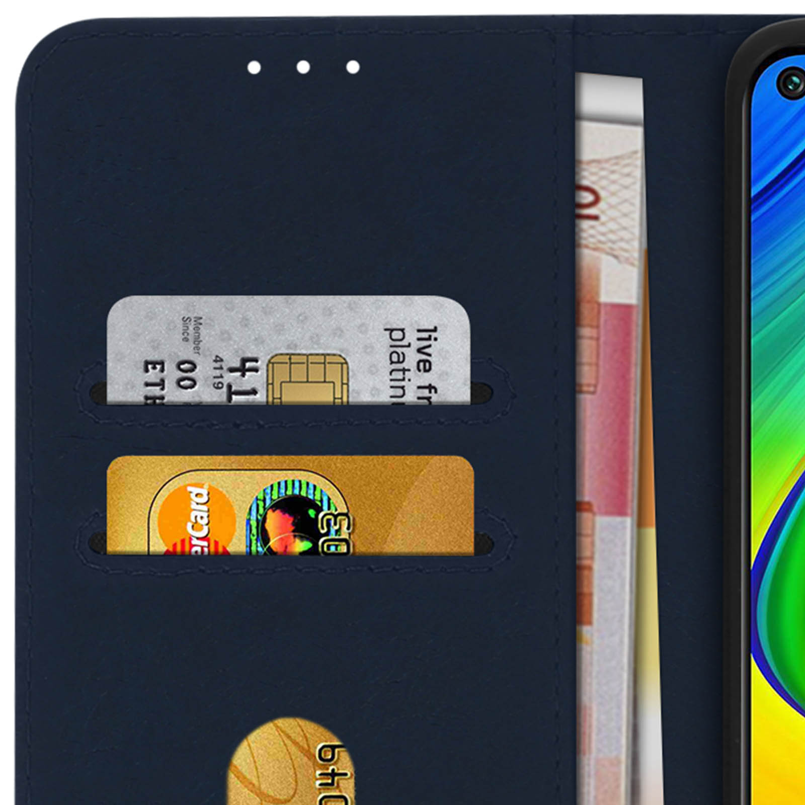 Donkerblauwe telefoonhoes open, met kaarten en geld, met een telefoon rechts.