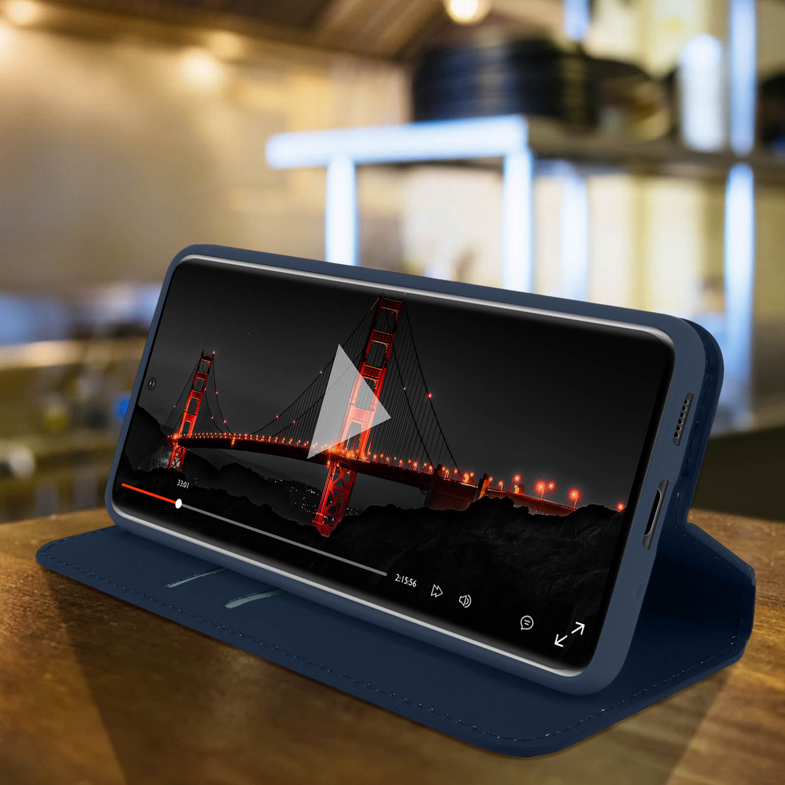 Telefoon in een blauwe hoes met een video van de Golden Gate Bridge.