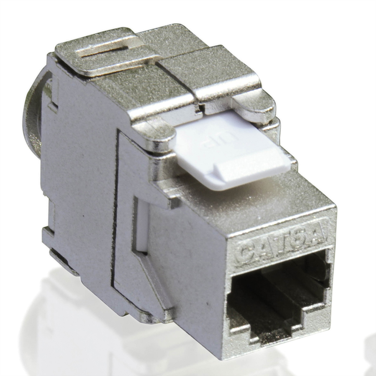 Een zilveren RJ45 Cat6A-connector. Het is een vierkant, metalen blok met een witte clip.