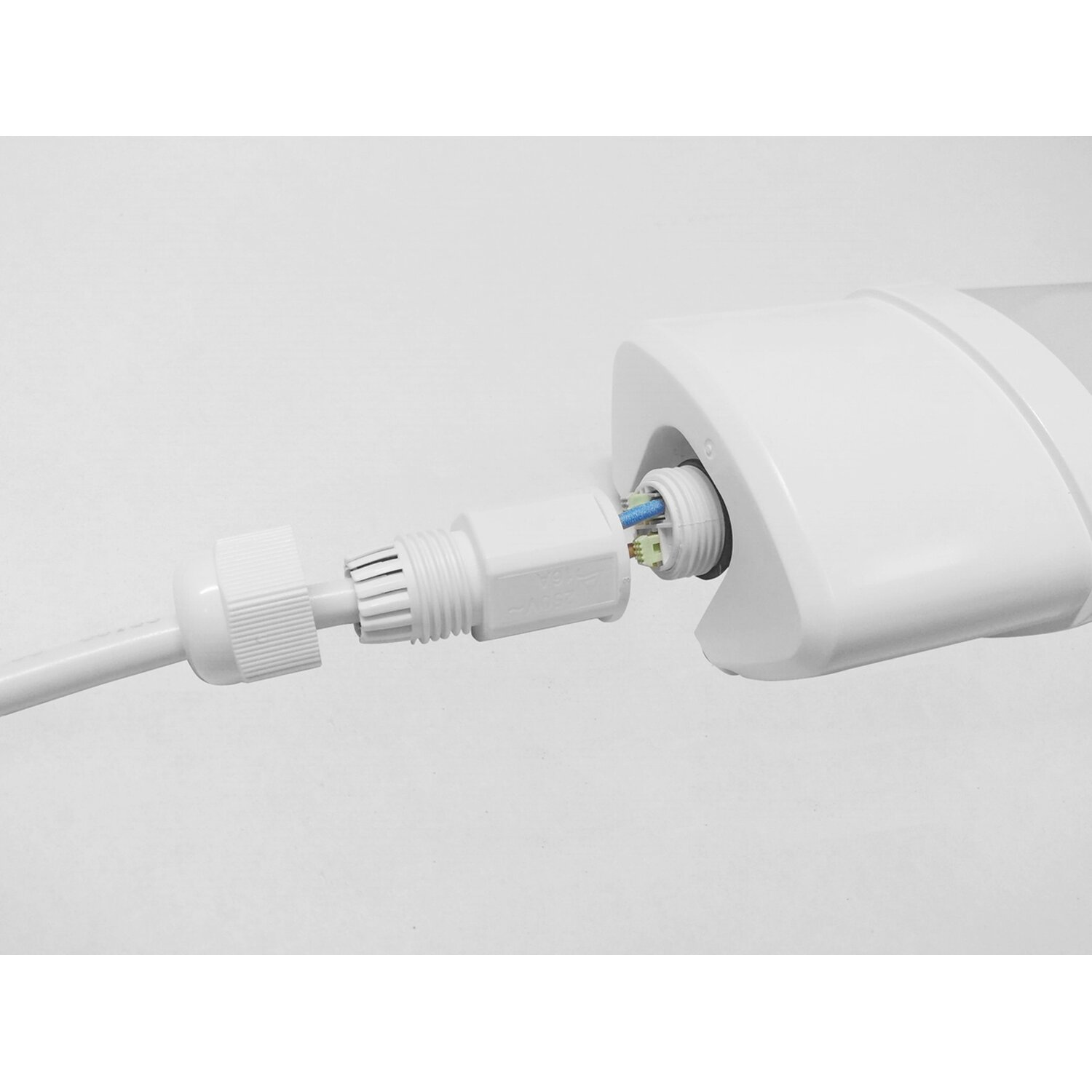 Weiße Leuchte mit Drähten und einem eingesteckten Stecker.