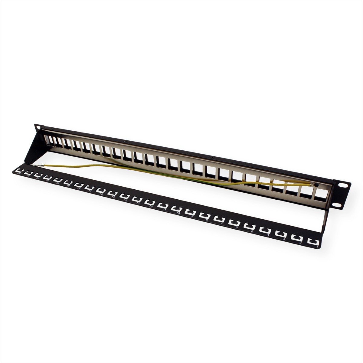 Schwarzes Patchpanel für Netzwerkkabel. Es hat viele nummerierte Anschlüsse und Montagehalterungen. Isoliert auf Weiß.
