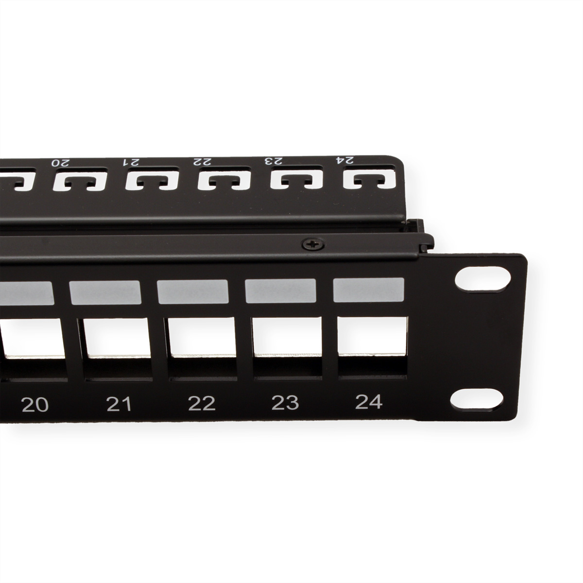Ein schwarzes Patchpanel mit nummerierten Anschlüssen, aus der Nähe betrachtet.