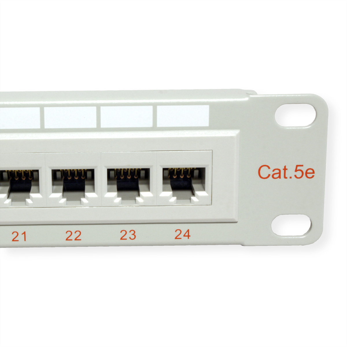 Nahaufnahme eines Netzwerkpanels mit nummerierten Anschlüssen und dem Label 'Cat.5e'.