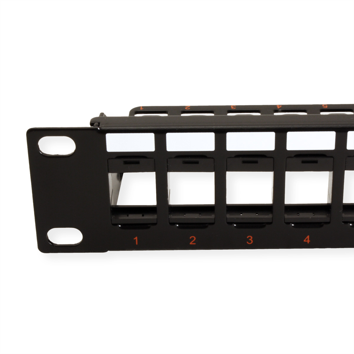 Schwarzes Patchpanel mit nummerierten Anschlüssen. Weißer Hintergrund.