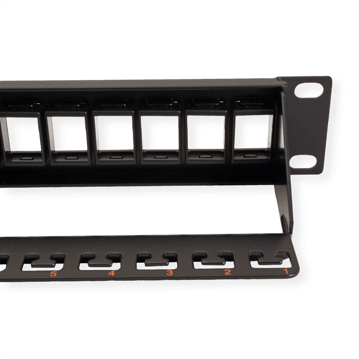 Ein schwarzes Patchpanel mit nummerierten Anschlüssen. Das Panel befindet sich auf weißem Hintergrund, Nahaufnahme.
