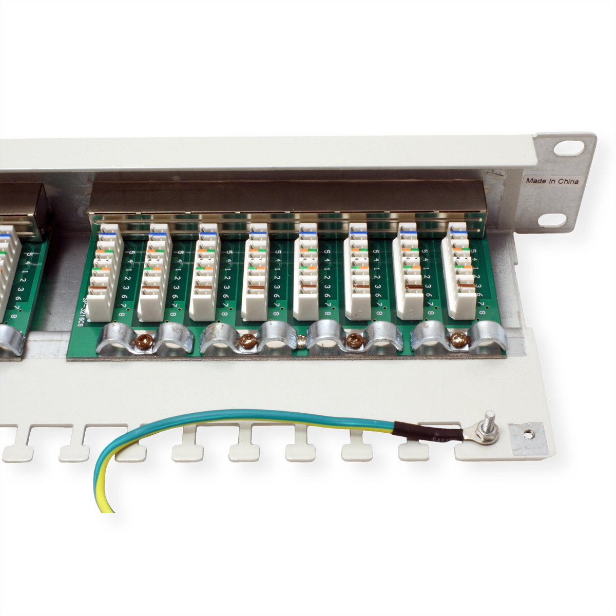 Netzwerkpanel mit nummerierten Anschlüssen, grüner Platine und Erdungskabel. Weißer Hintergrund.
