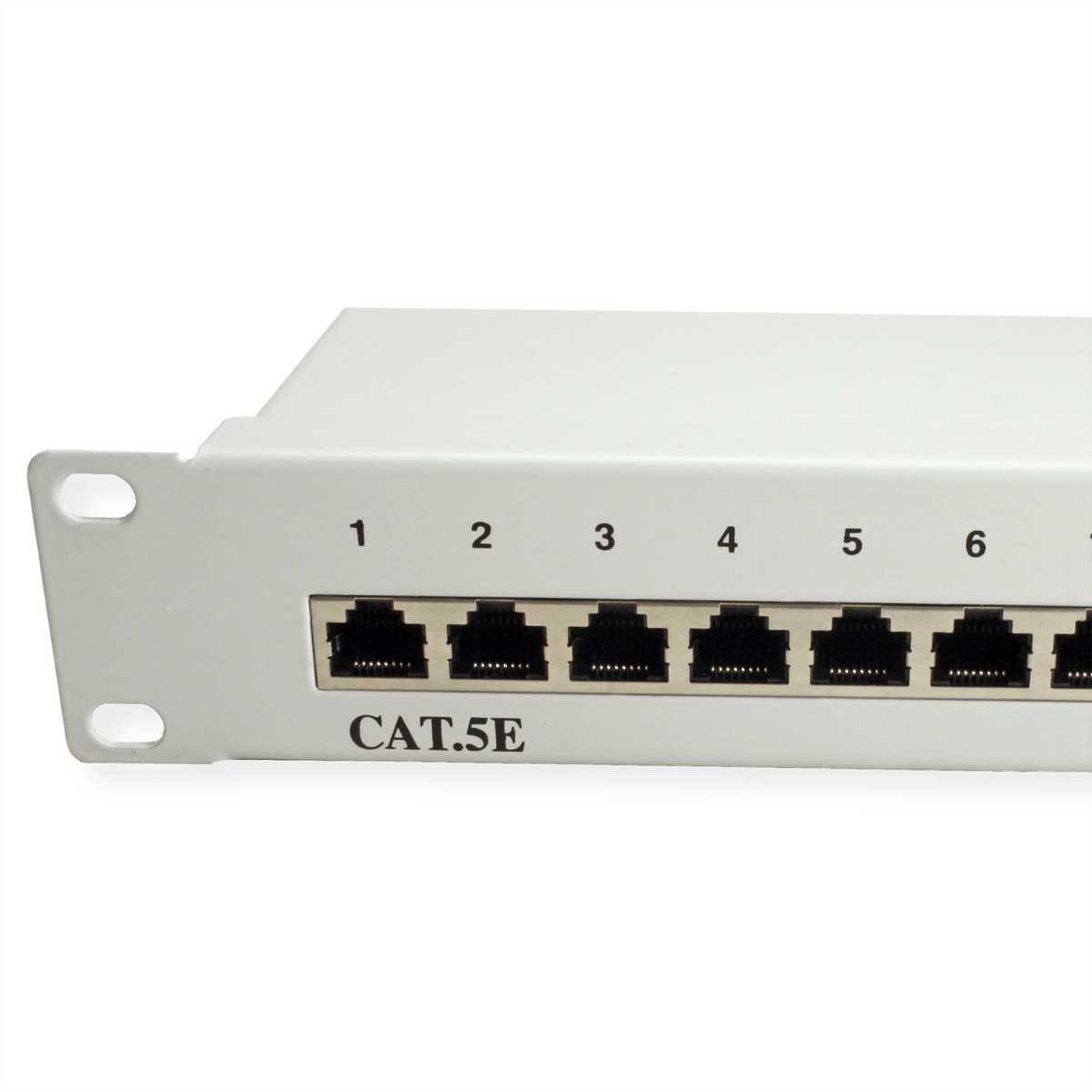 Nahaufnahme eines weißen Patchpanels mit RJ45-Anschlüssen, beschriftet 1-7 und Text CAT.5E.