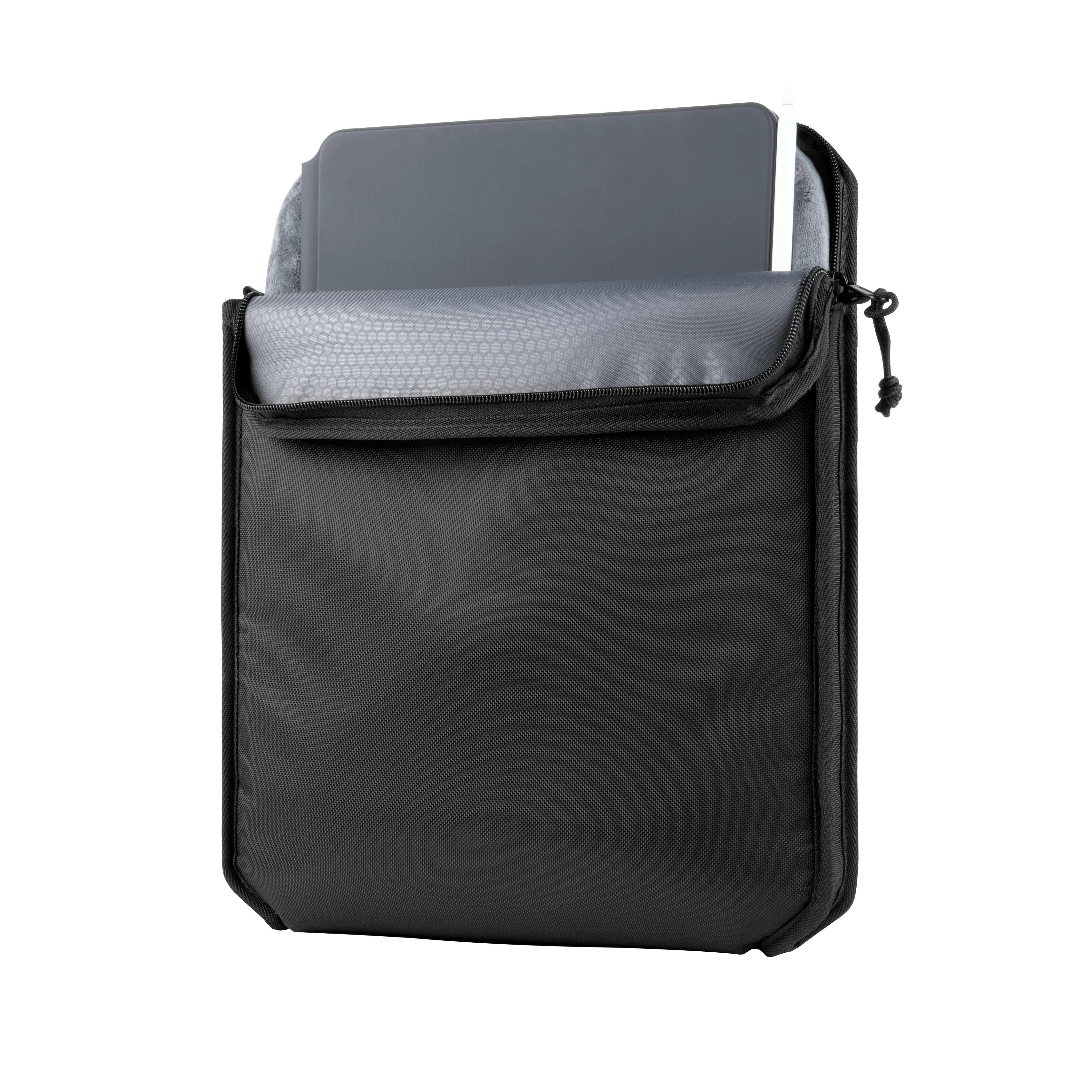 Schwarze Tasche mit Tablet und Stift, mit Reißverschluss gesichert.