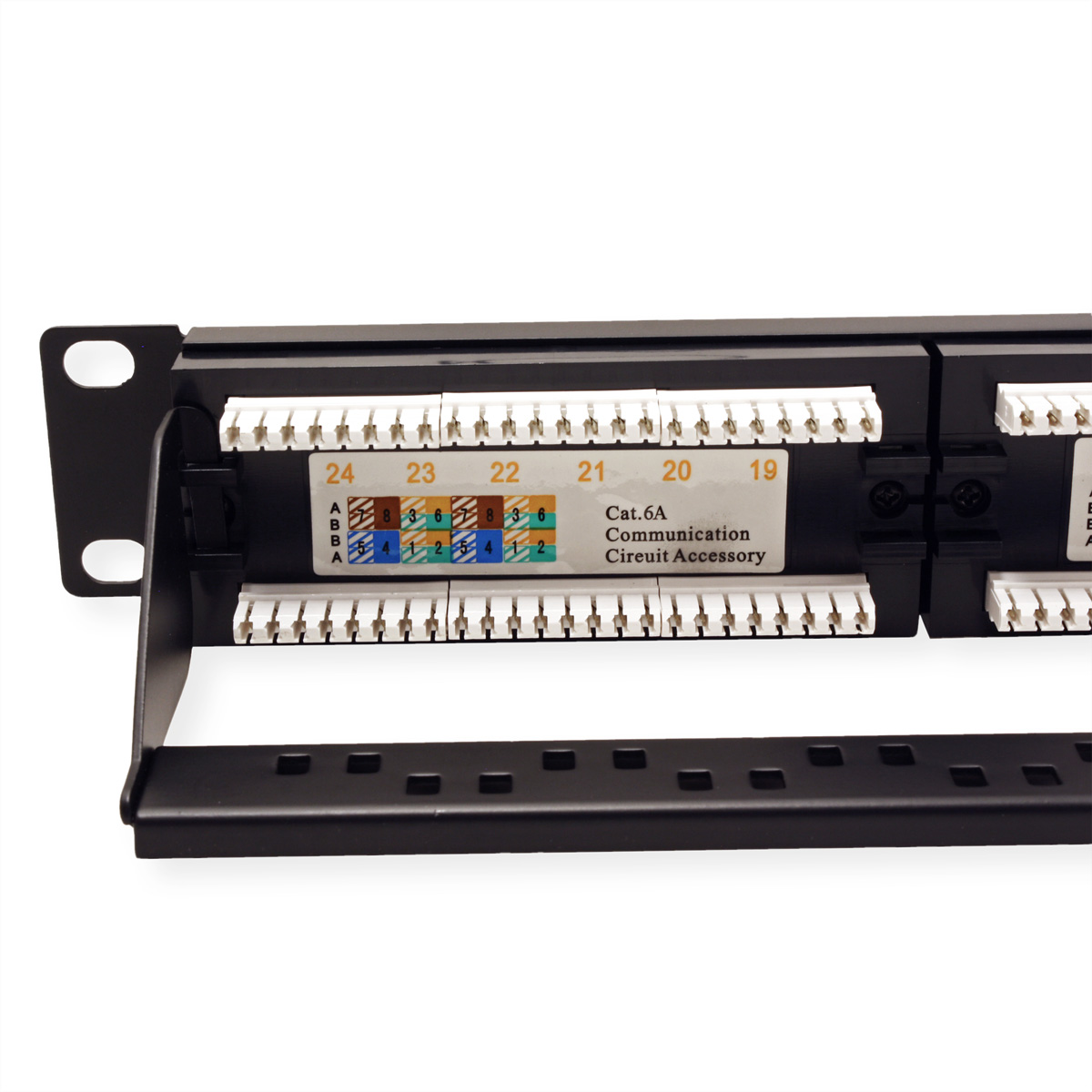 Ein schwarzes Patchpanel mit mehreren Netzwerkanschlüssen.