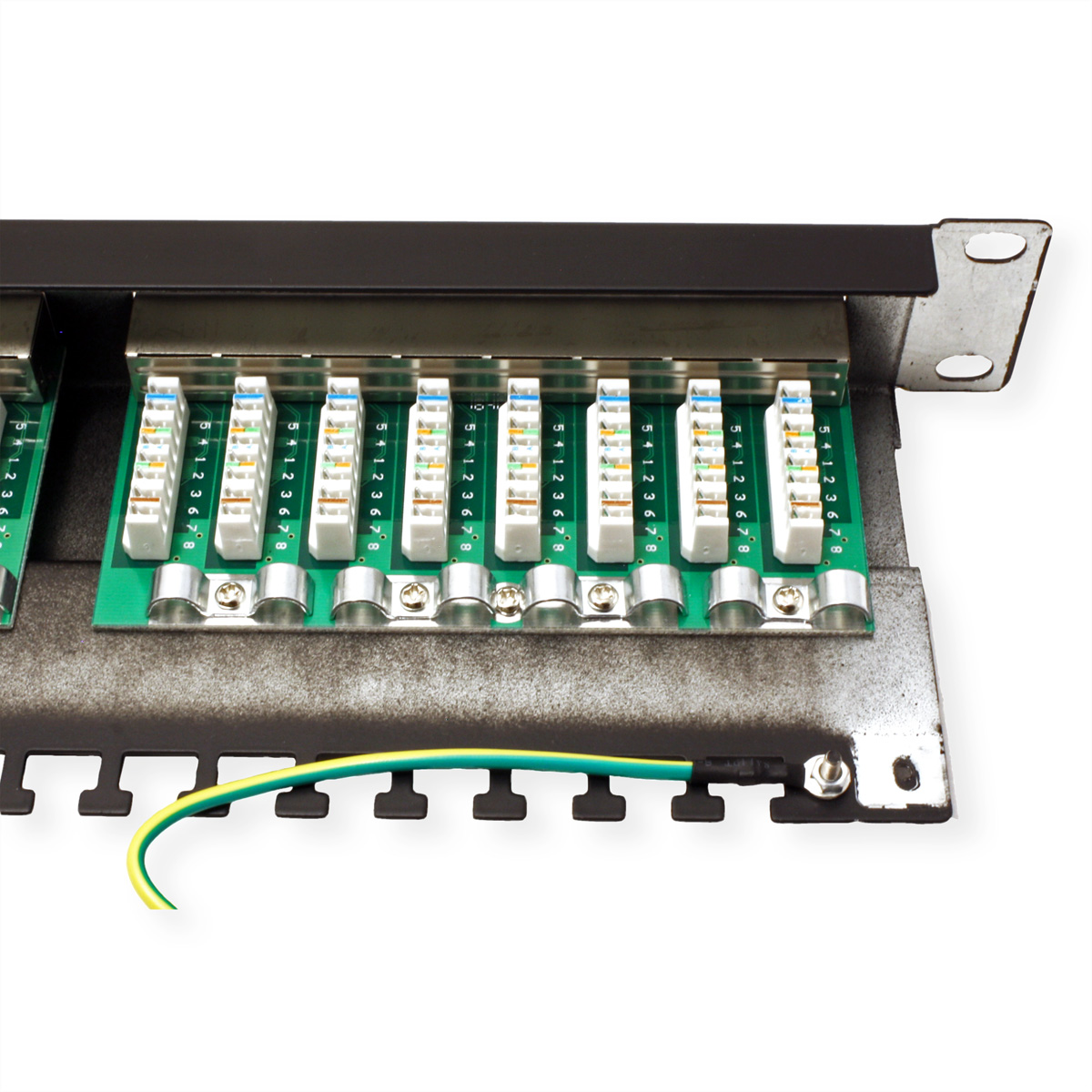 Netzwerk-Patchfeld. Grüne Leiterplatten, mehrere Anschlüsse und schwarzer Metallrahmen. Weißer Hintergrund.