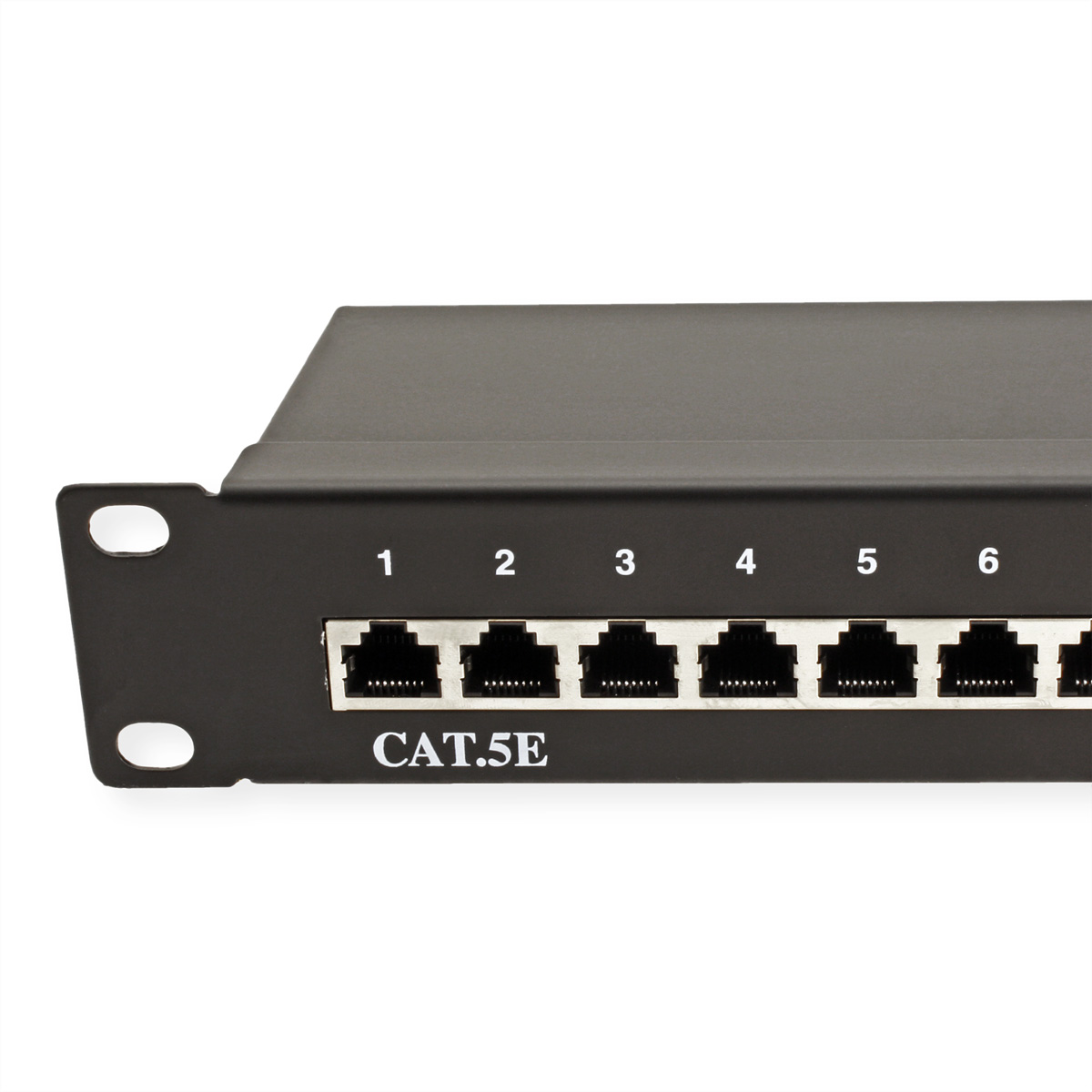Schwarzes Patchpanel mit sechs Ethernet-Ports, nummeriert und mit CAT.5E beschriftet.