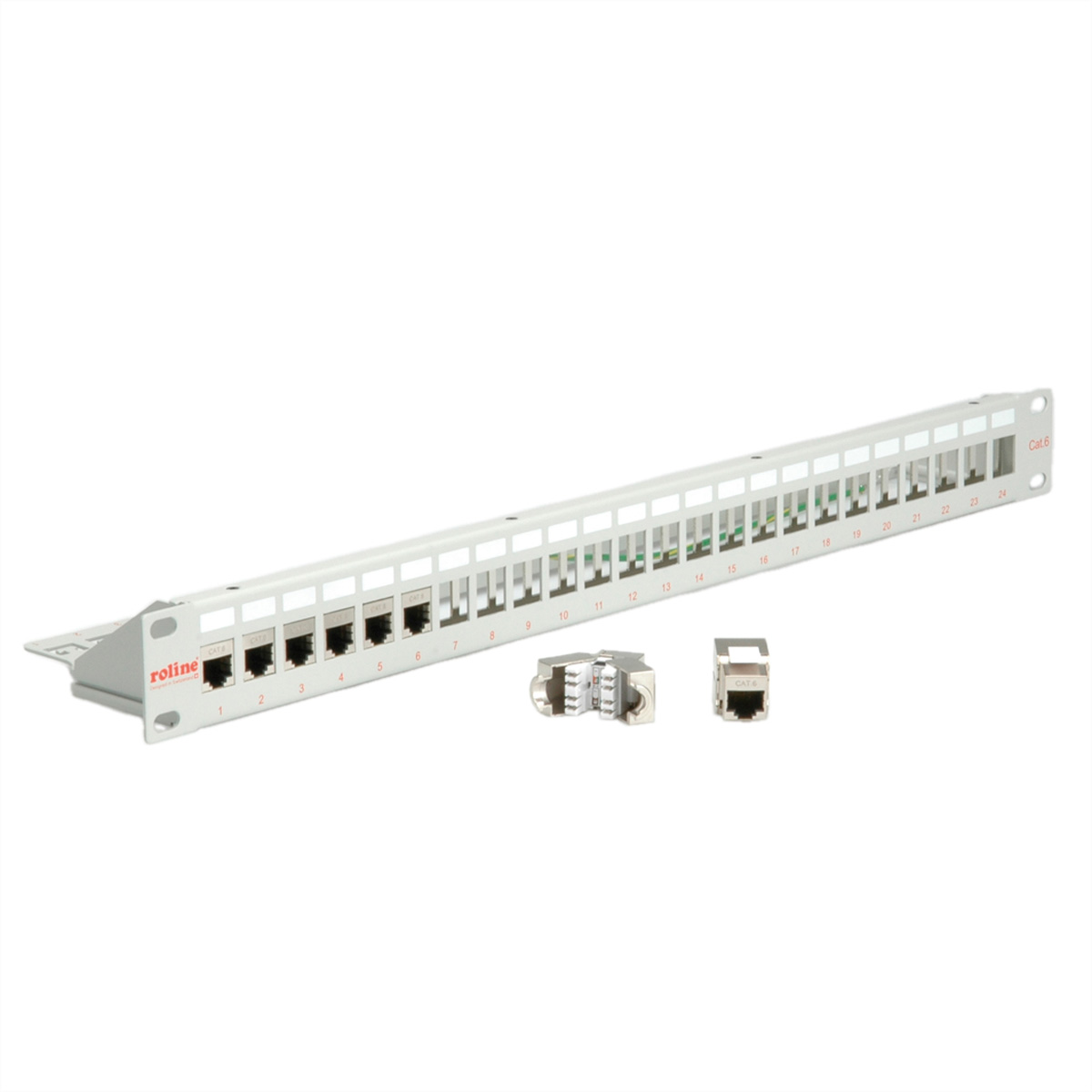 Weißes Patchpanel mit nummerierten Anschlüssen und Steckern. Zwei Stecker sind unterhalb des Panels platziert.