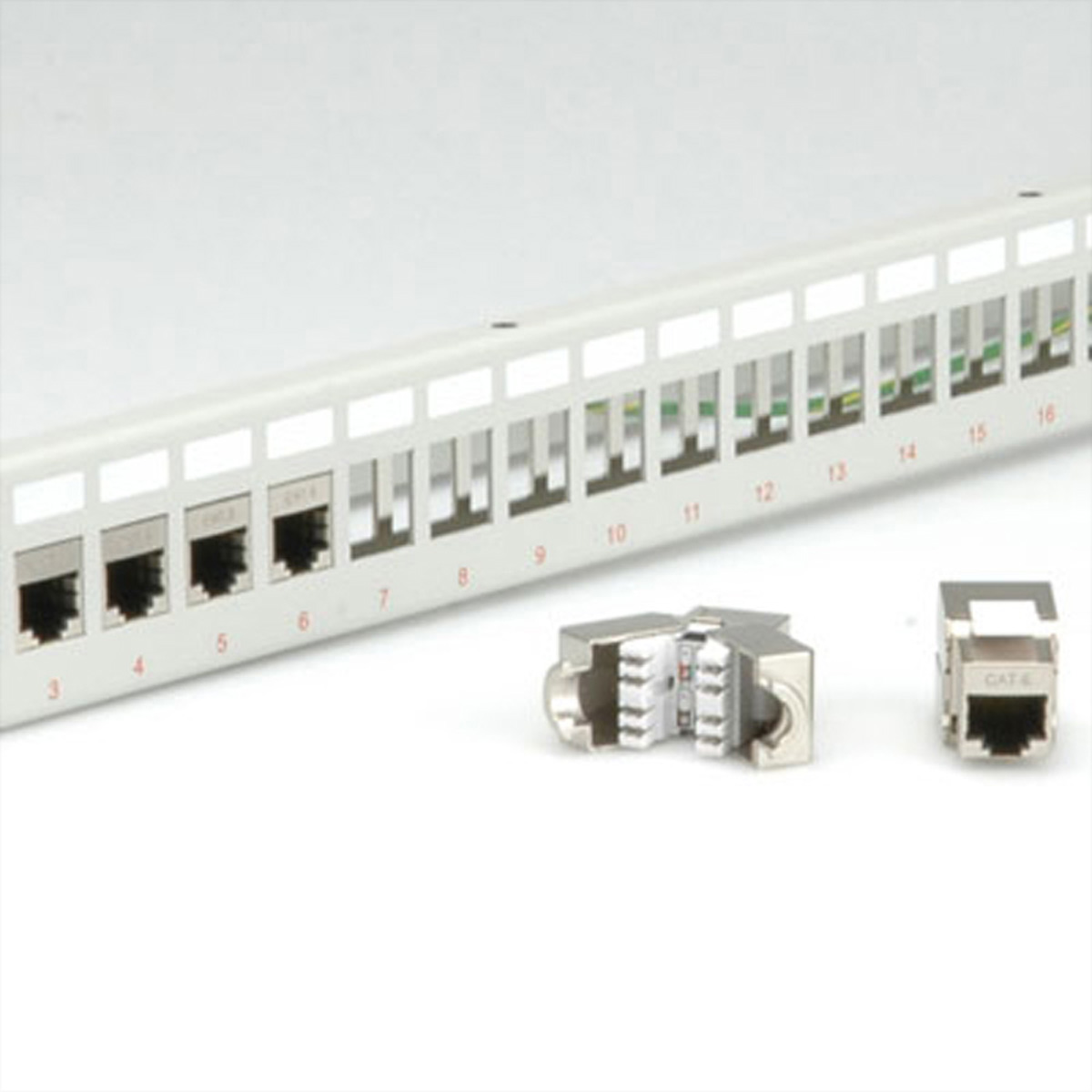 Ein weißes Patchfeld mit RJ45-Anschlüssen und zwei Anschlüssen unten.