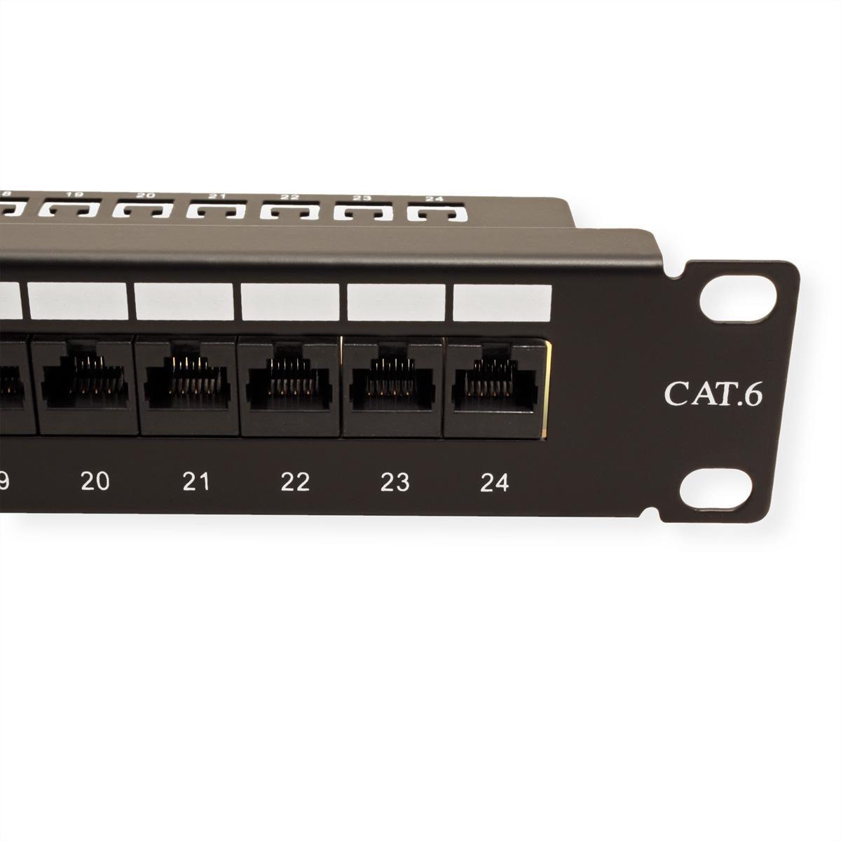 Ein schwarzes Patchpanel mit den Anschlüssen 19-24 und der Aufschrift CAT.6 an der Seite.