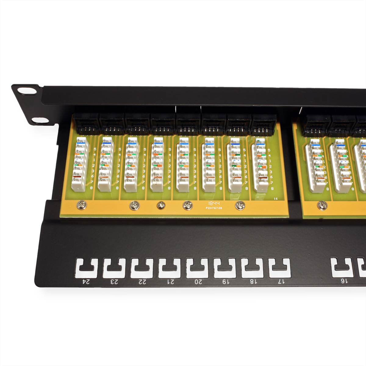 Schwarzes 24-Port-Patchfeld mit verschiedenen Anschlüssen.