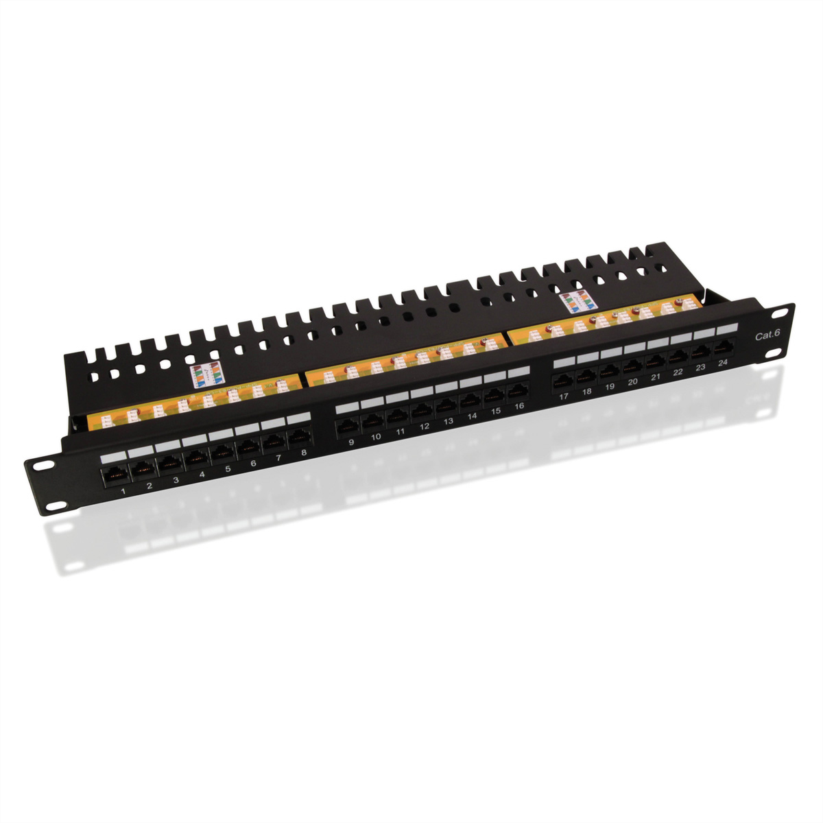 Ein schwarzes Patchpanel mit mehreren Anschlüssen und Etiketten, in einer weißen Studio Umgebung.