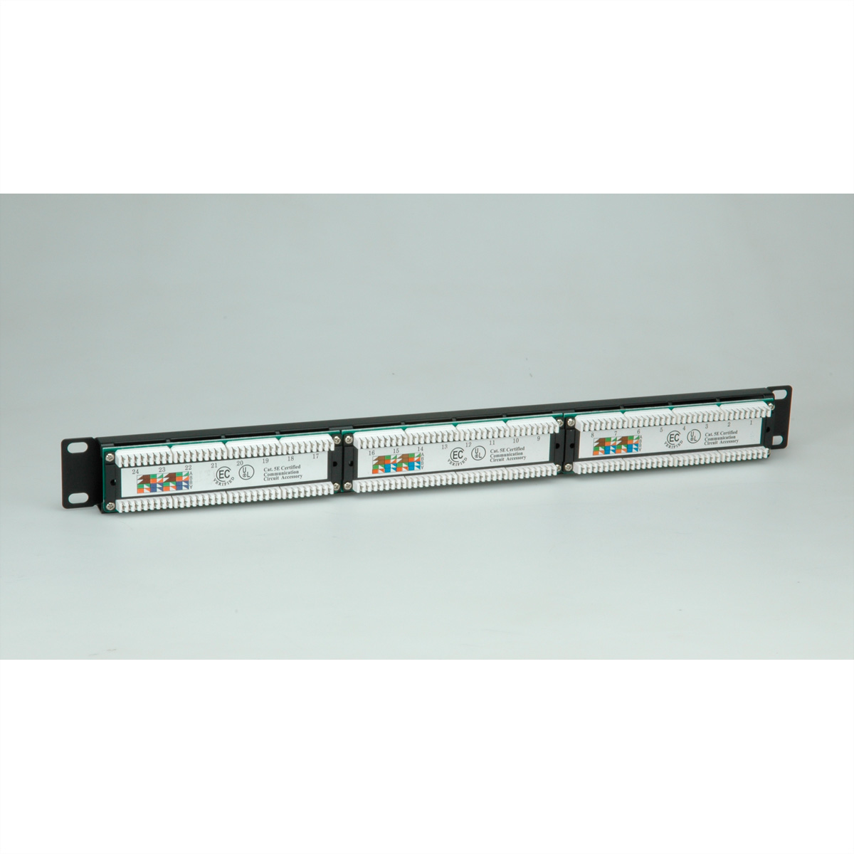 Ein Netzwerk-Patchpanel mit vielen Anschlussports.