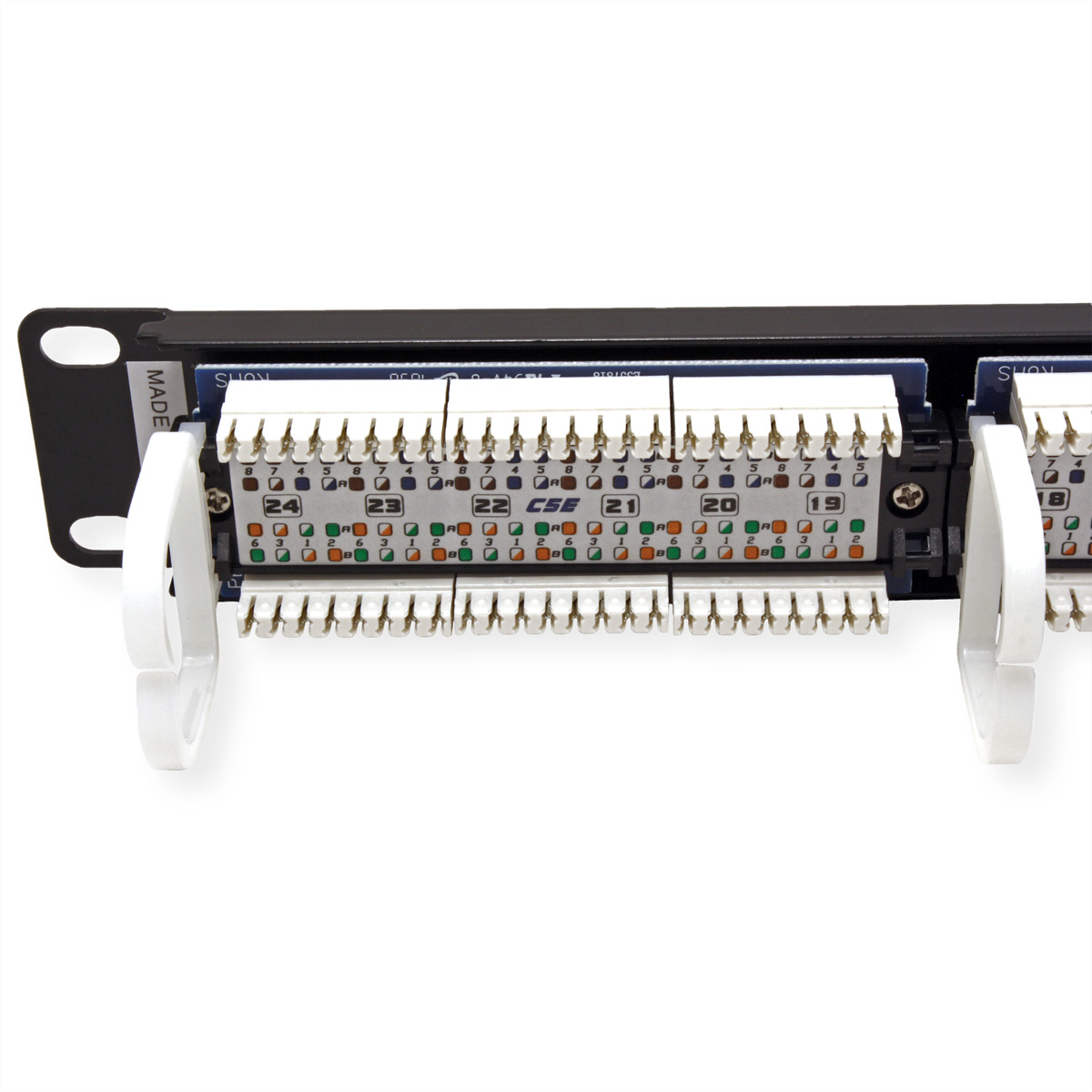 Schwarzes Patchpanel mit vielen weißen Anschlüssen. Das Panel hat Etiketten mit Zahlen und Buchstaben.