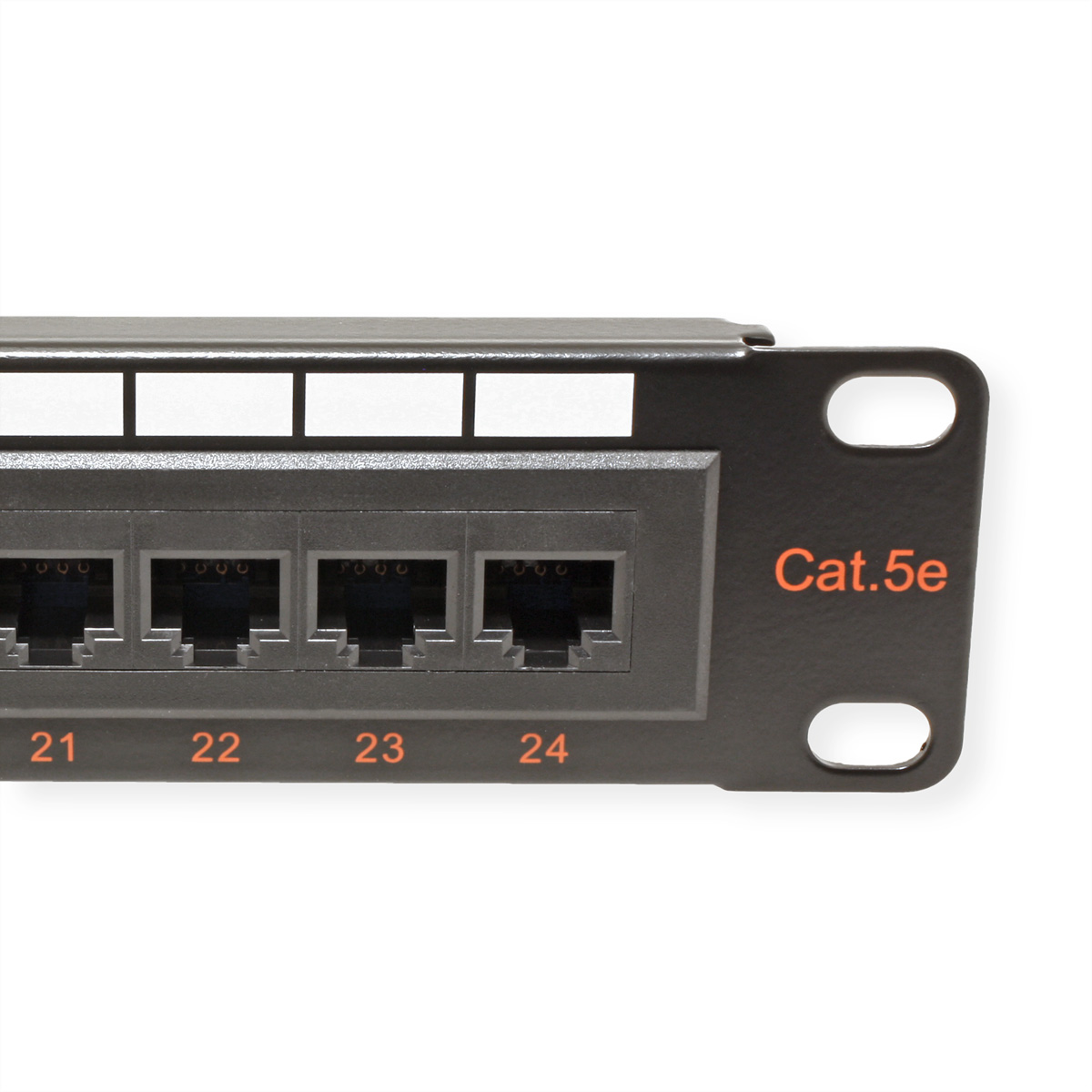 Nahaufnahme eines schwarzen Netzwerk-Patchpanels mit den Ports 21-24 und dem Text 'Cat.5e'.