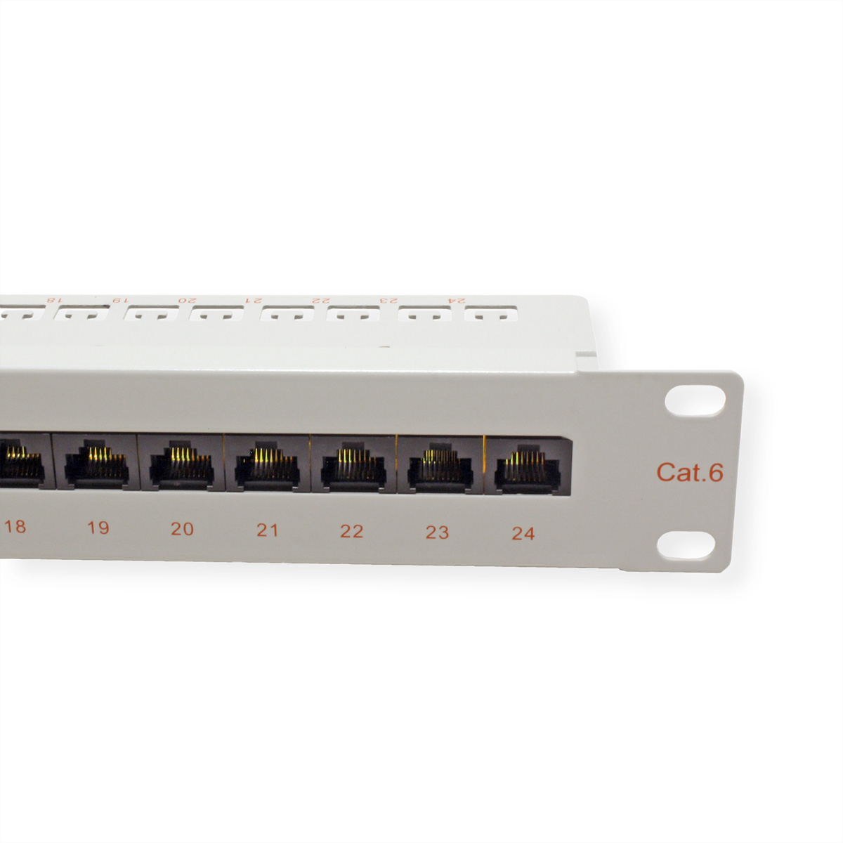 Weißes Netzwerk-Patchpanel mit nummerierten Anschlüssen, Cat.6-Etikett. Metallische Anschlüsse sind sichtbar.