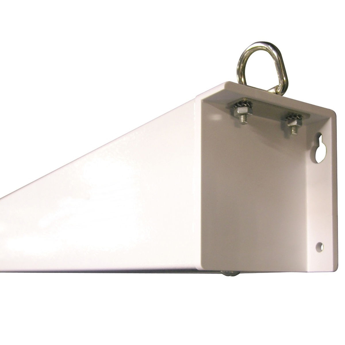 Witte metalen beugel aan een muur bevestigd, met een zilveren lus.