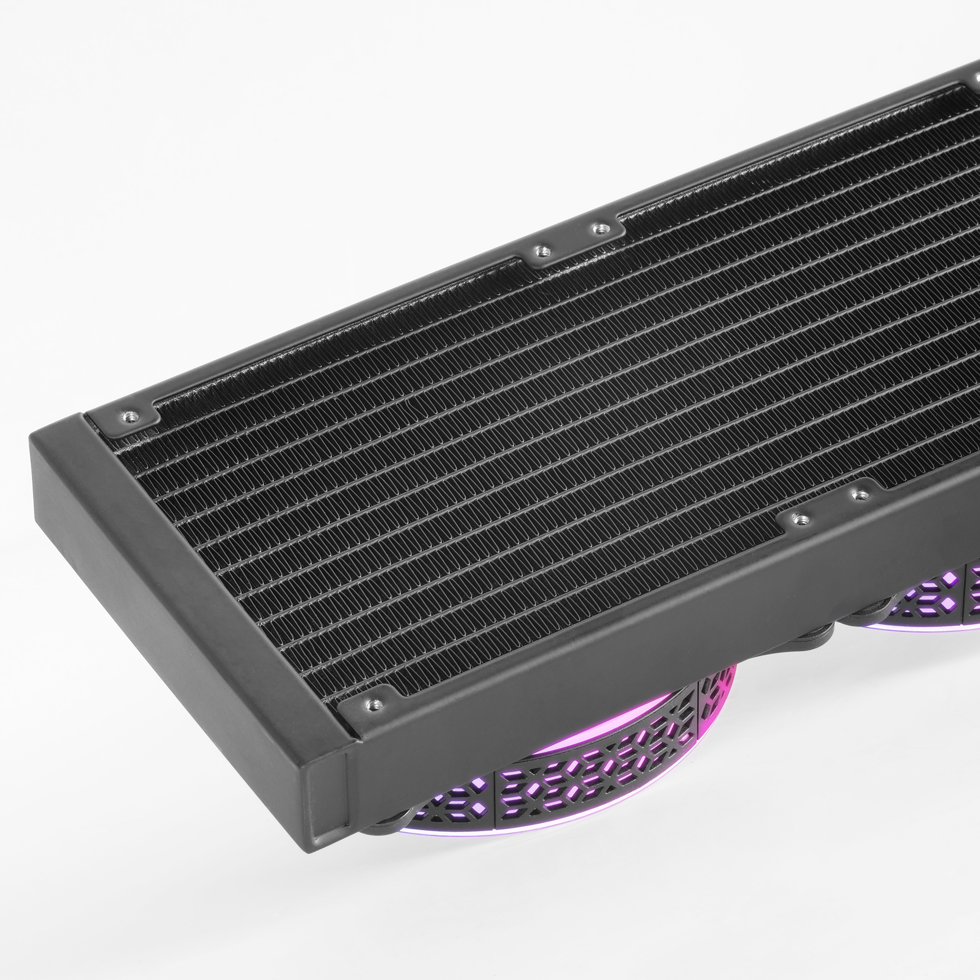 Zwarte computerradiator met gekleurde lichten.