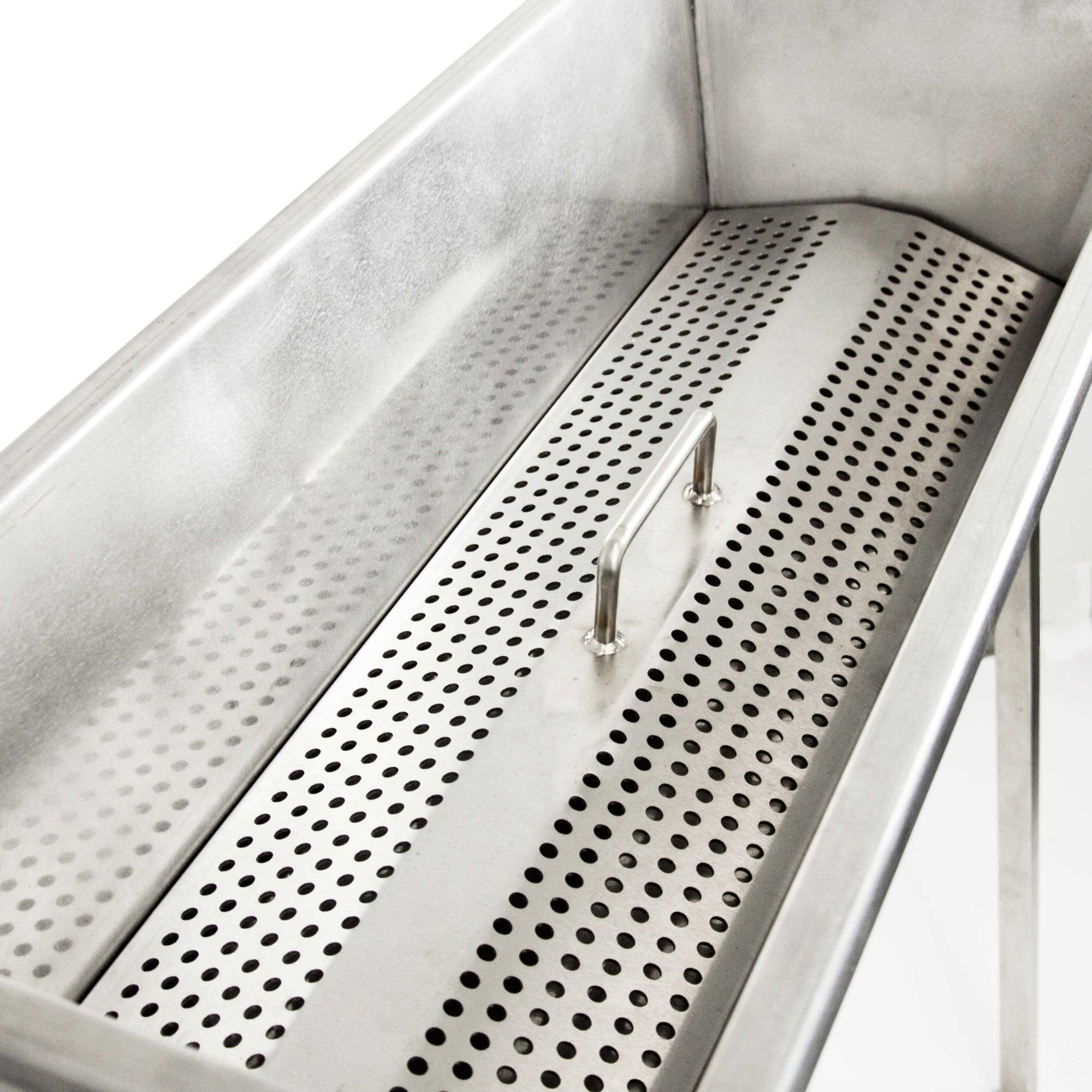 Ein Metallbehälter mit Löchern. Der Hintergrund ist weiß.