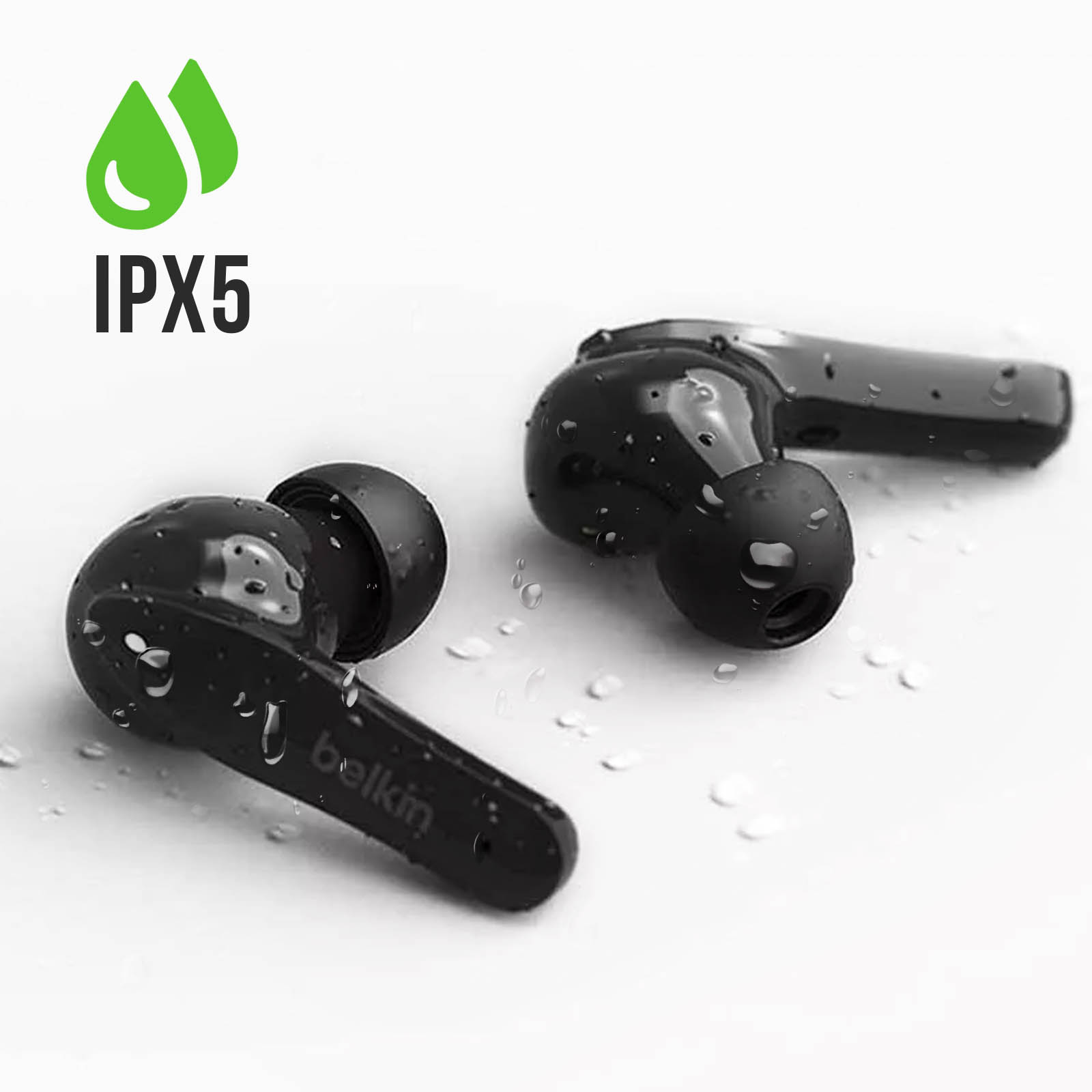Schwarze kabellose Ohrhörer mit Wassertropfen, IPX5-Logo auf weißem Hintergrund.