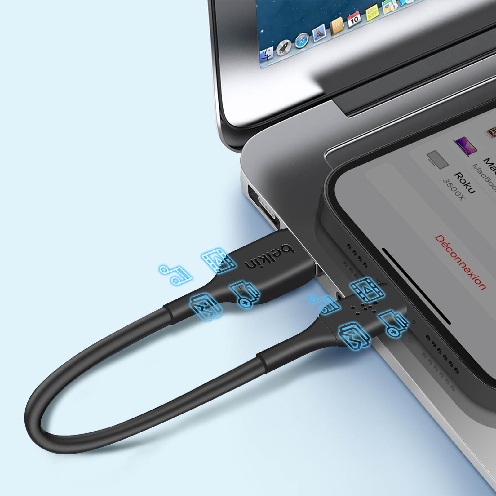 Cavo USB nero collegato a un laptop e un telefono per il trasferimento dati.