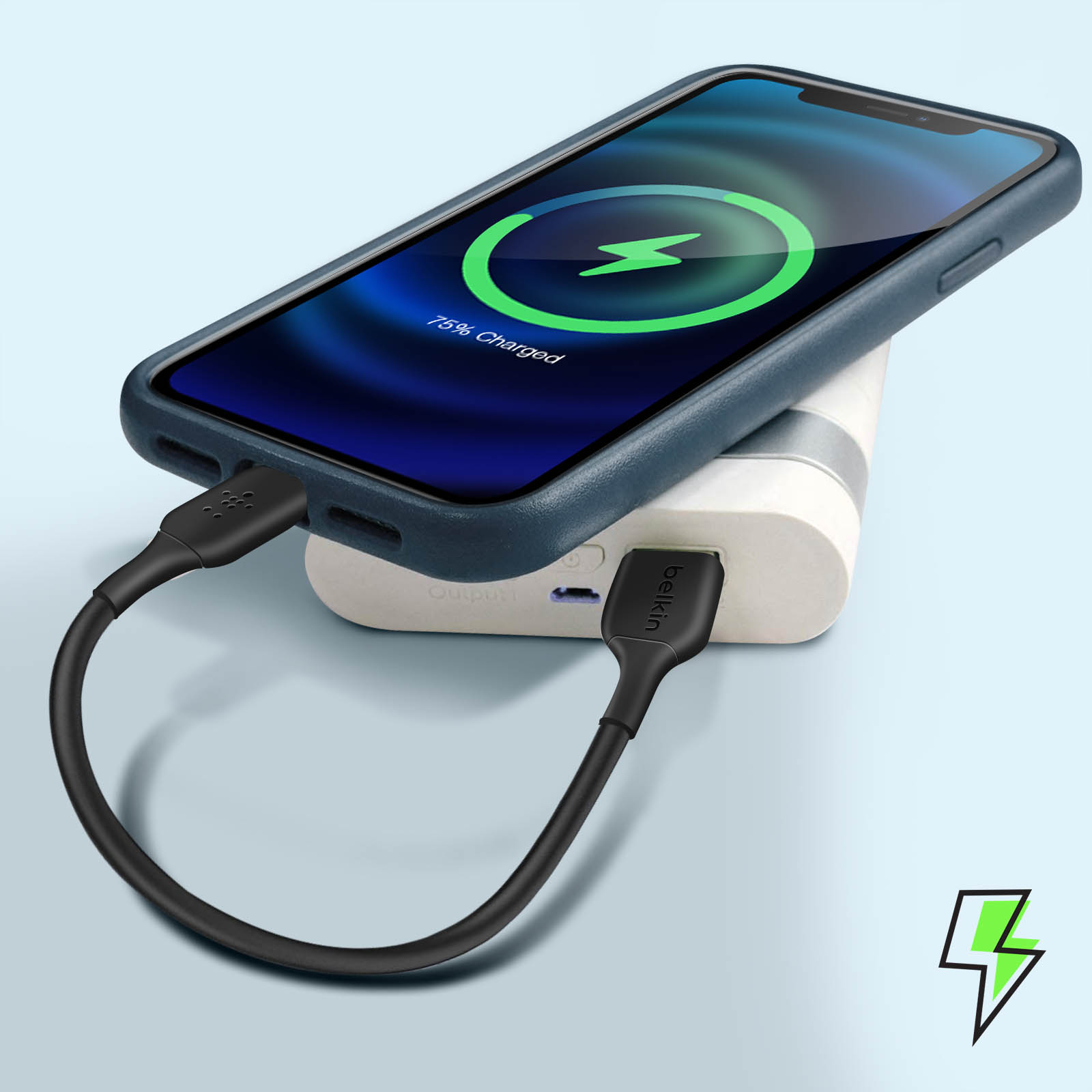 Telefono blu con display di ricarica collegato a un power bank Belkin. 75% di carica.