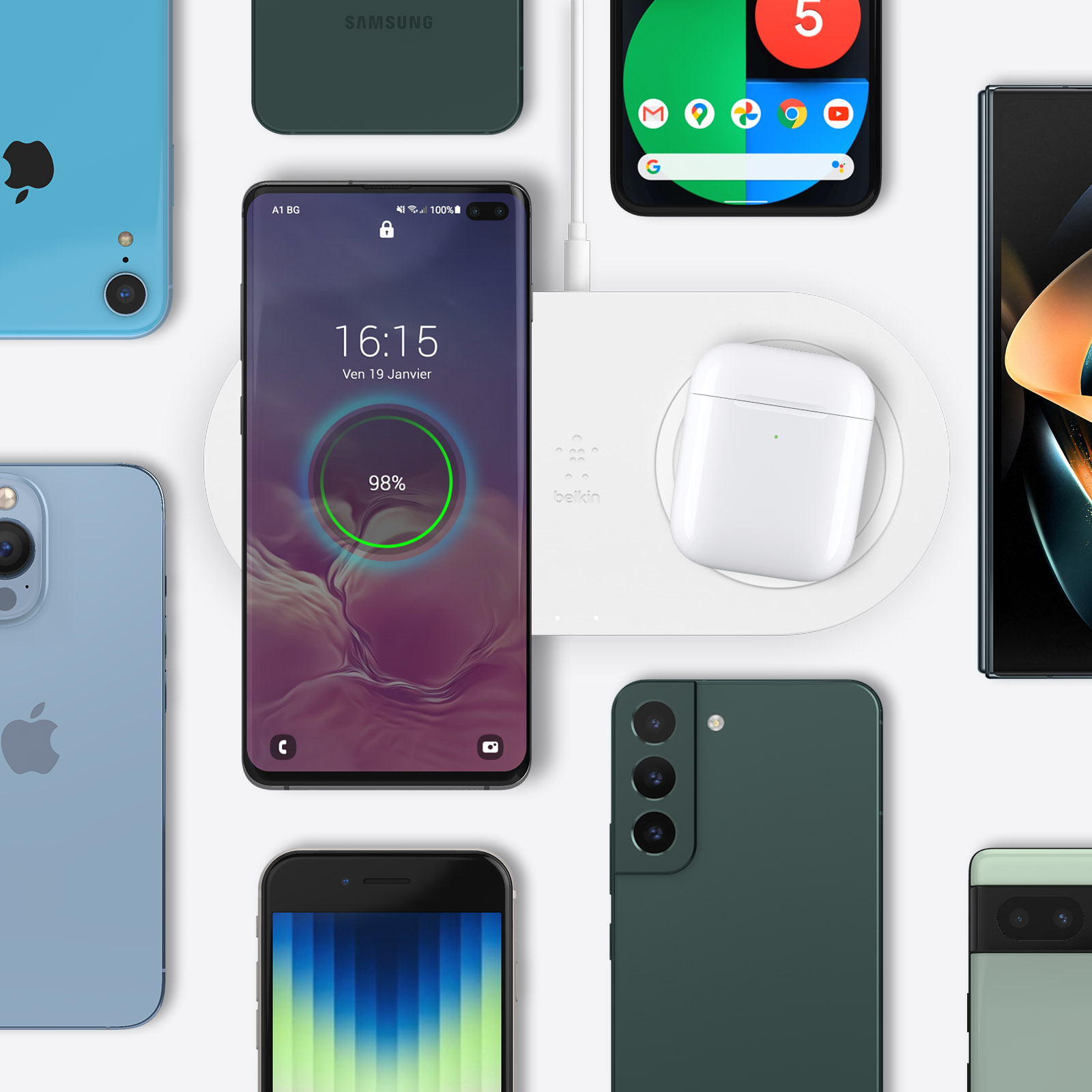 Mehrere Smartphones laden auf einem weißen, kabellosen Ladepad.