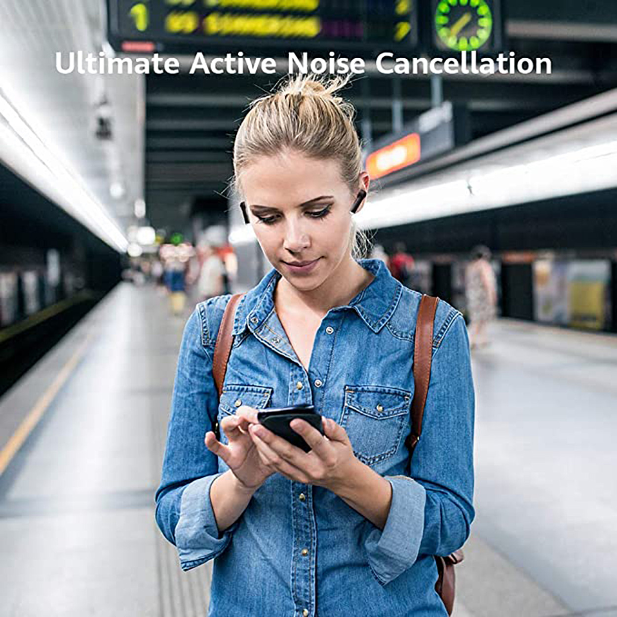Mujer con camisa vaquera usando smartphone con auriculares. Texto: Cancelación de ruido activa definitiva.