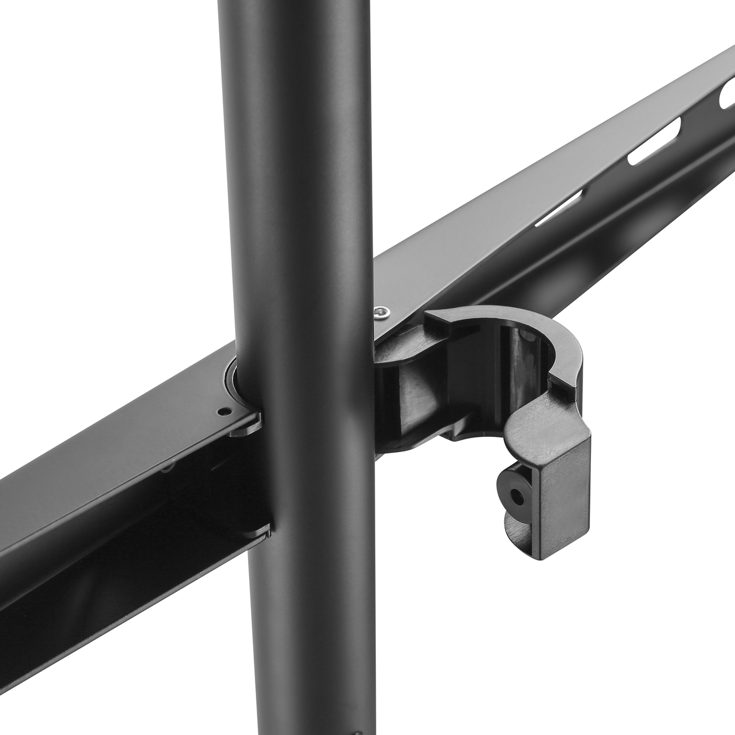 Primer plano de un soporte metálico negro, con poste vertical y soporte horizontal.
