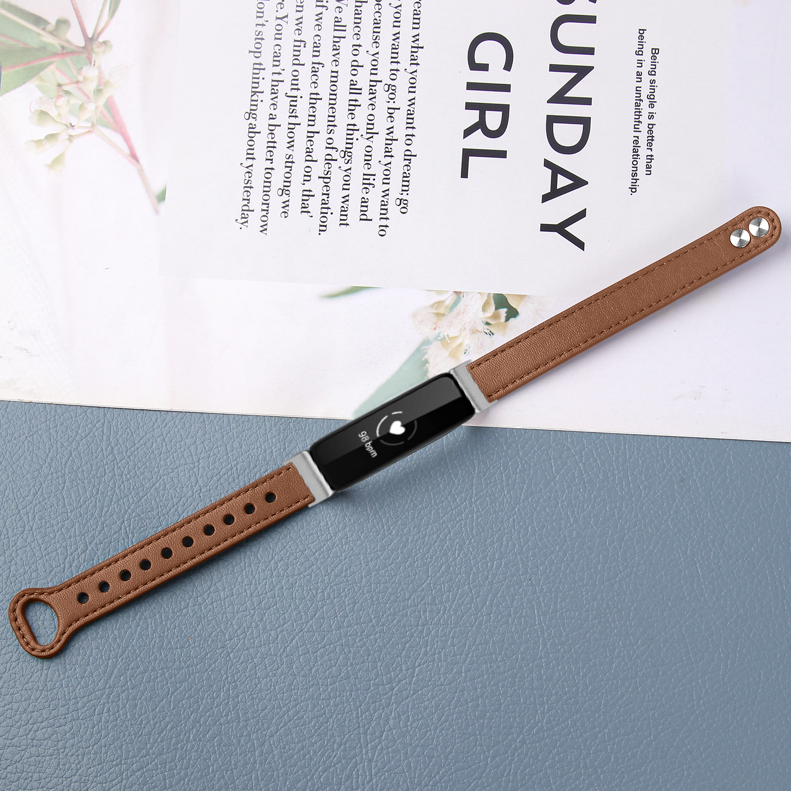 Braunes und schwarzes Smartwatch-Armband mit Bildschirm. Text im Hintergrund.