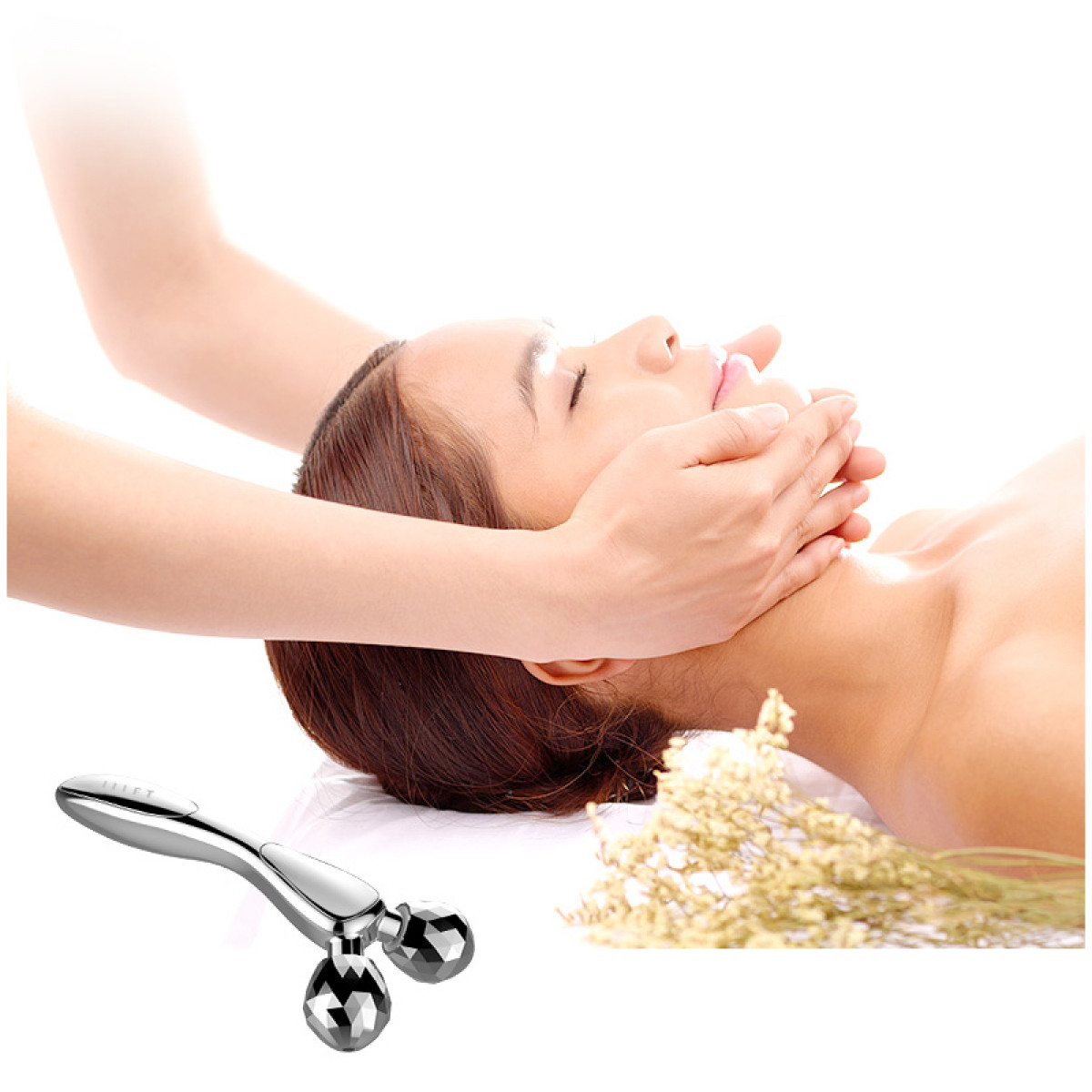 Frau erhält eine Gesichtsmassage mit einer Rolle, weißer Hintergrund.