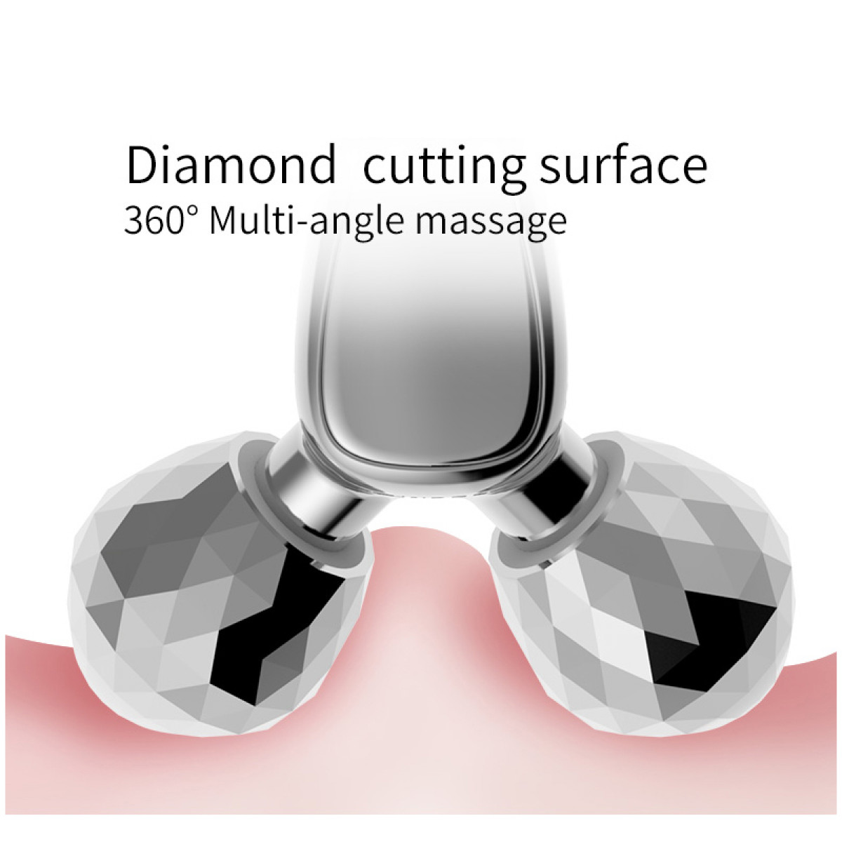 Ein silbernes Gesichtsmassagegerät mit drei rautenförmigen Rollen. Es liegt auf einer hautfarbenen Oberfläche.