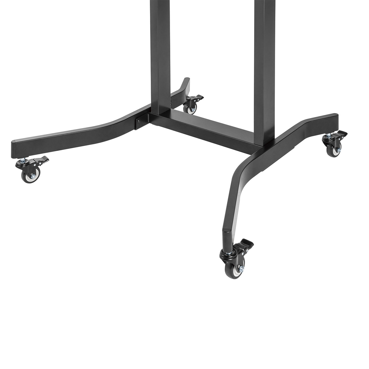 Zwarte metalen tv-standaard op wielen, witte achtergrond. Vier schuine poten met wielen.