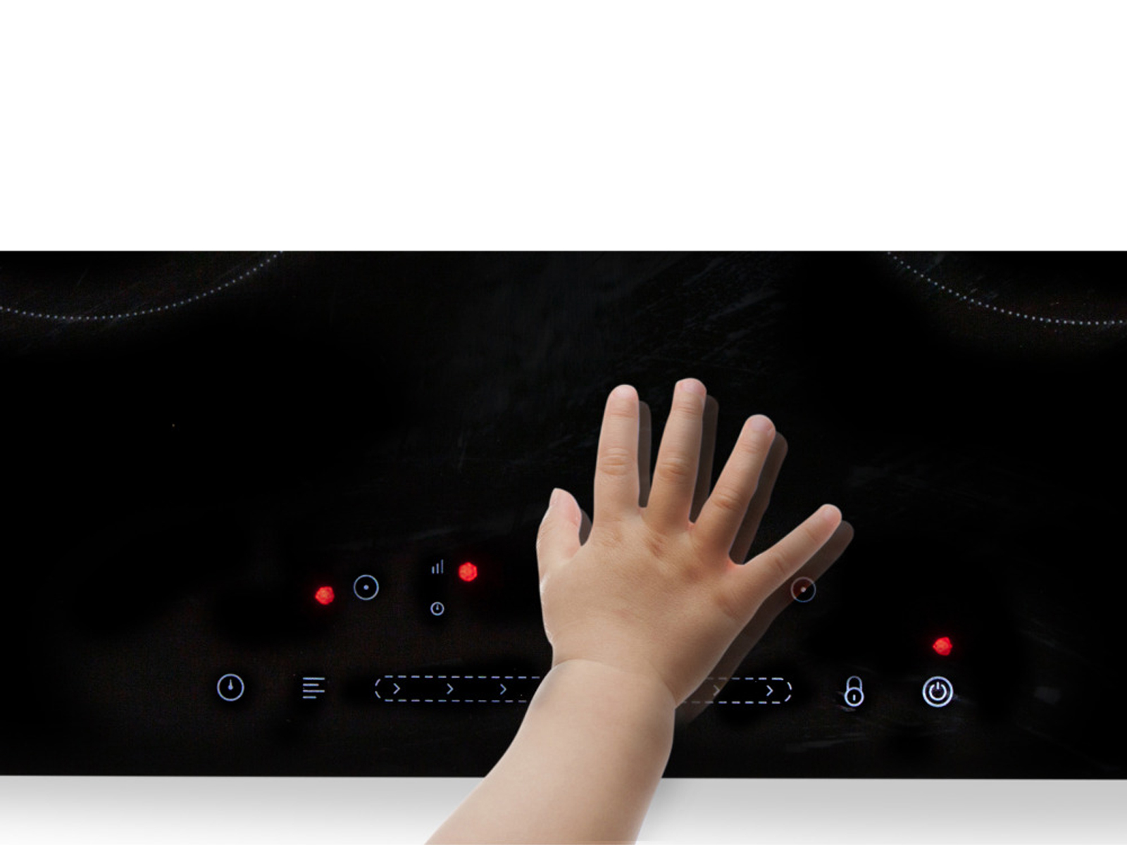 Une main d'enfant touche une cuisinière électrique noire avec des commandes tactiles. Des lumières rouges indiquent l'opération.