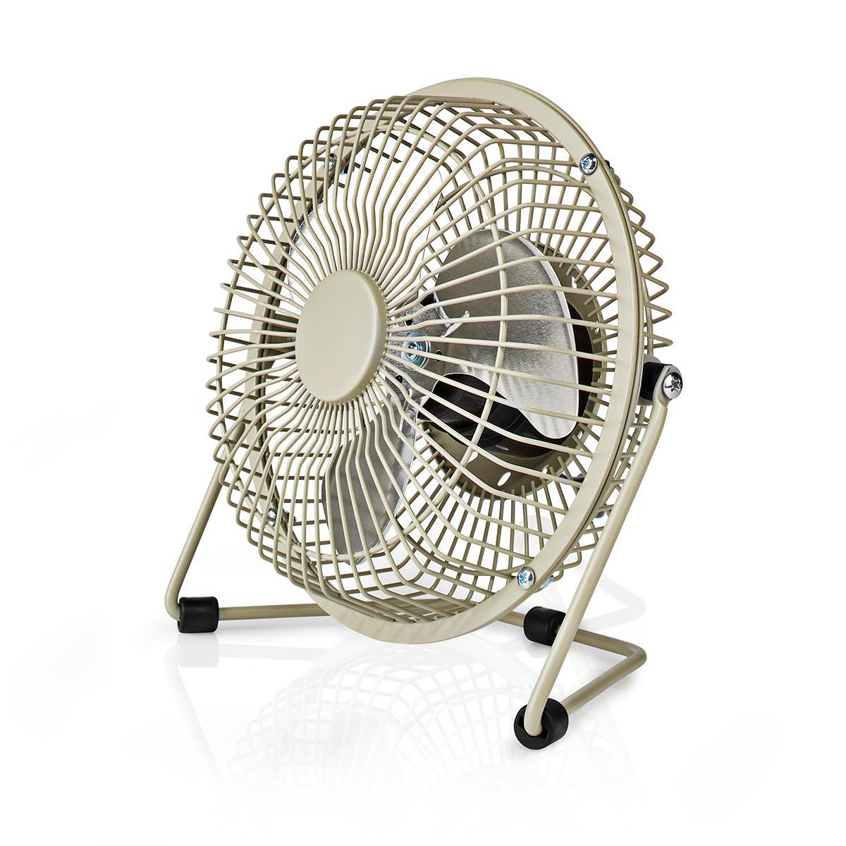 Un piccolo ventilatore beige con griglia metallica e pale argentate su una superficie bianca.
