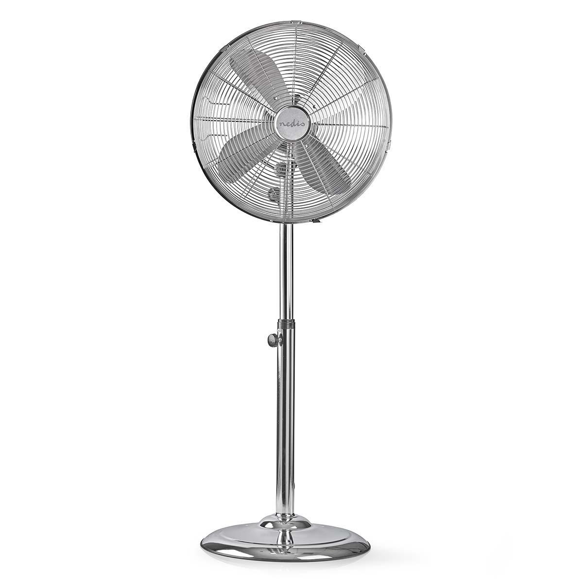 Ventilatore in metallo argentato su un supporto, isolato su sfondo bianco.