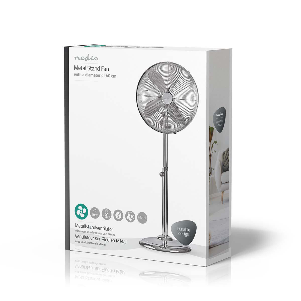 Un ventilatore a piantana argentato con una scatola che mostra il ventilatore e le sue caratteristiche.