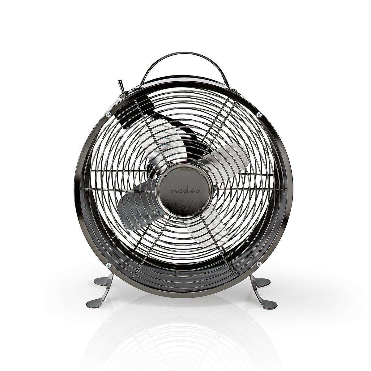 Un ventilatore nero in stile retrò con gabbia. Il ventilatore è su una superficie bianca.