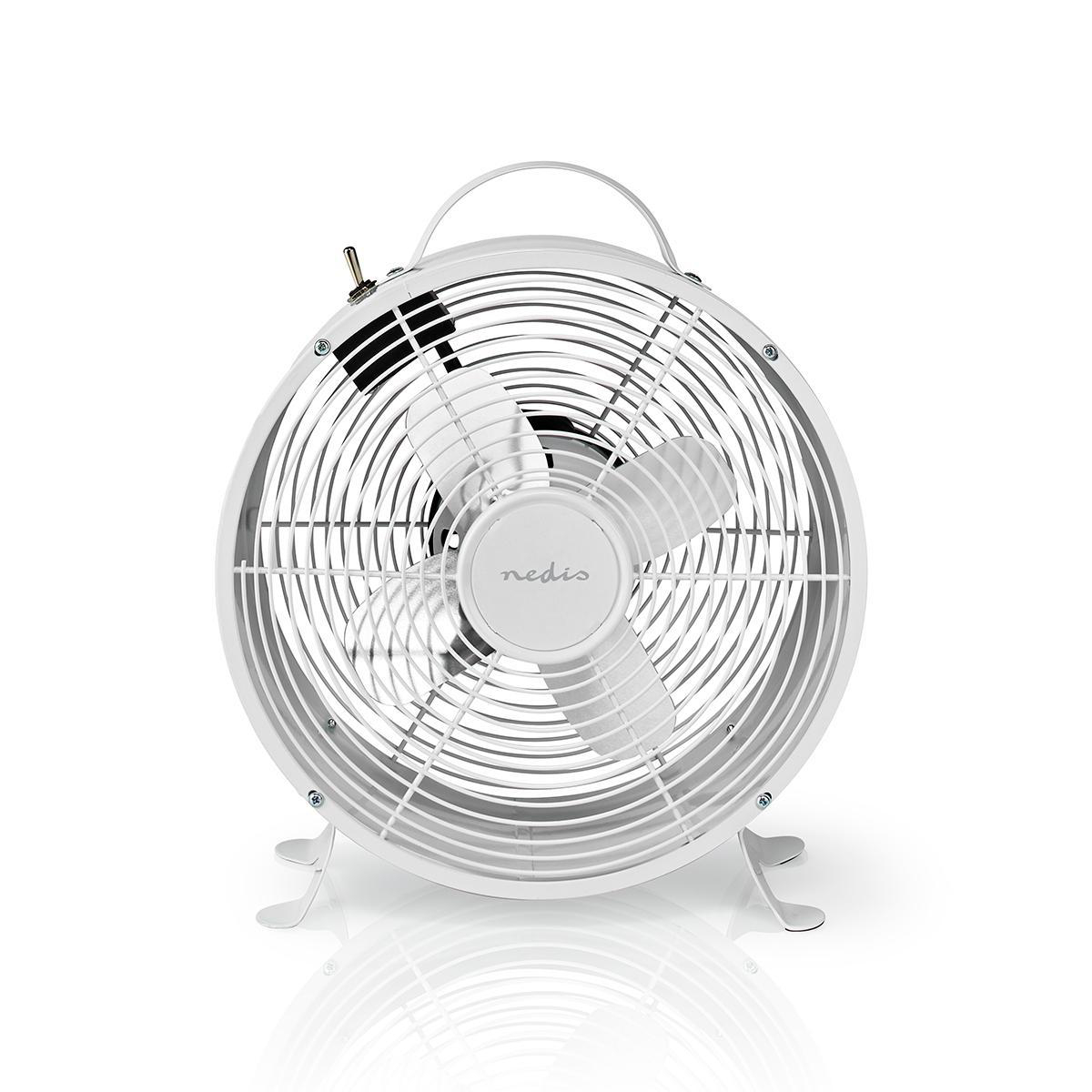 Ventilatore bianco in stile retrò con design circolare. Il ventilatore ha pale bianche e una maniglia in alto.