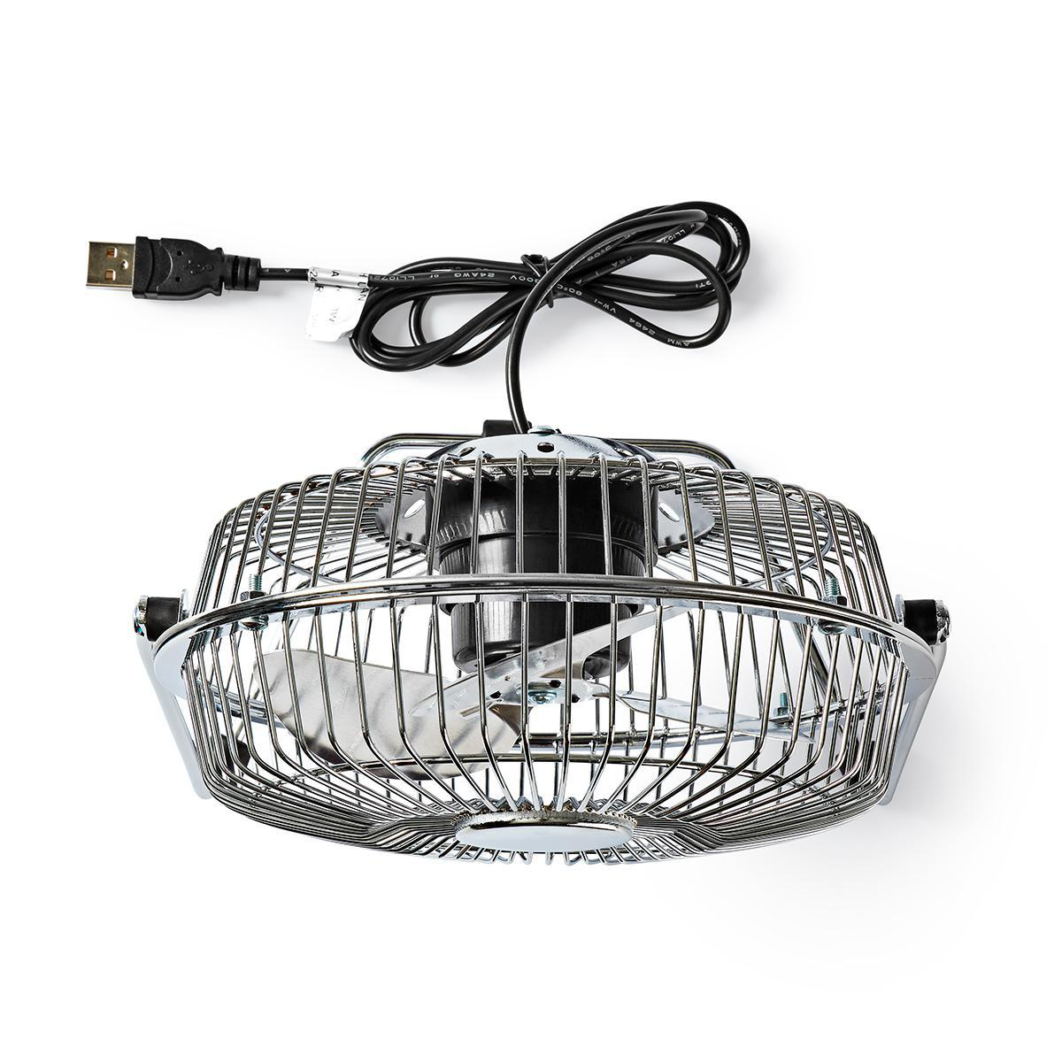 Un ventilatore USB cromato con cavo nero e connettore USB giace su una superficie bianca.