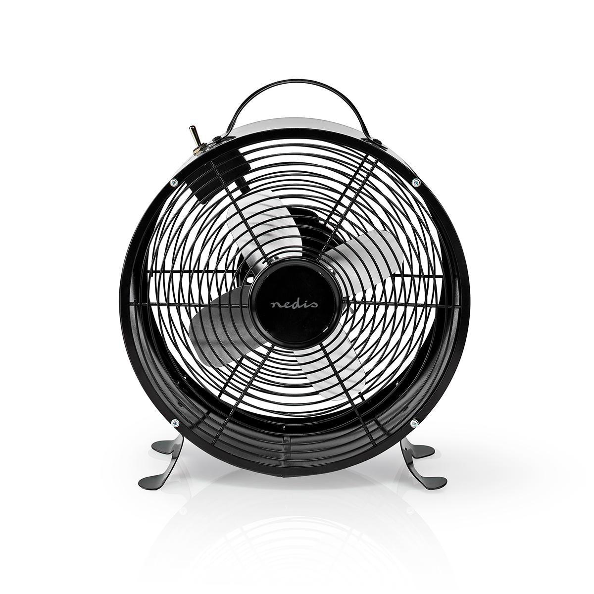 Un ventilatore Nedis nero. Ha una gabbia circolare, tre pale e una maniglia. Il ventilatore è su sfondo bianco.