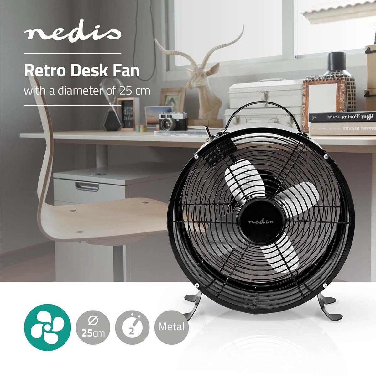 Un ventilatore da scrivania retrò nero con pale bianche. Su una scrivania con una sedia, una scultura a testa di cervo e altri oggetti.