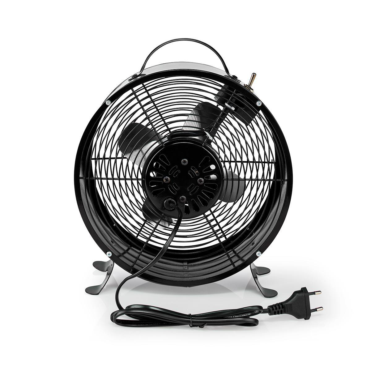 Ventilatore retrò nero su sfondo bianco. Presenta maniglia, pale e cavo di alimentazione con spina. Il ventilatore è a fuoco.